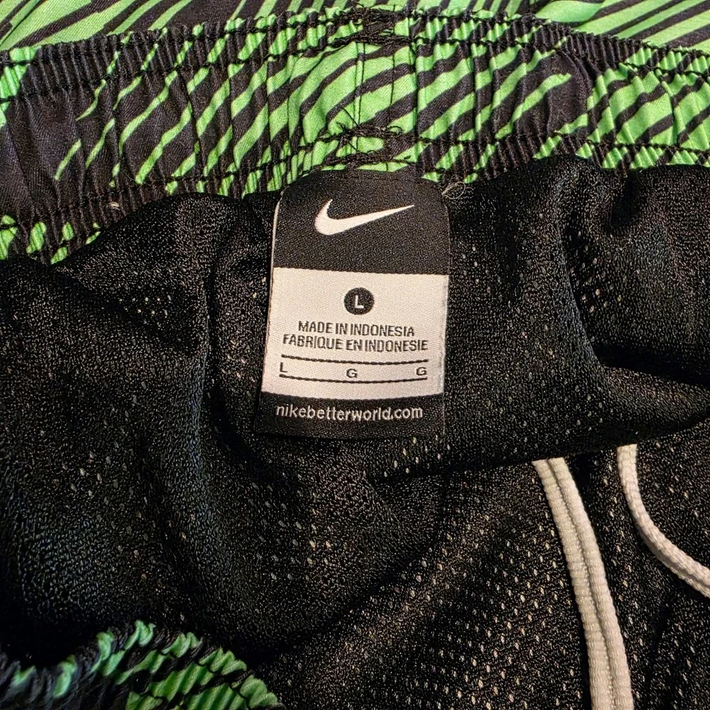 Nike Swim Trunks Green Black Striped Board Shorts Mesh Liner‎ Kids Boys Large